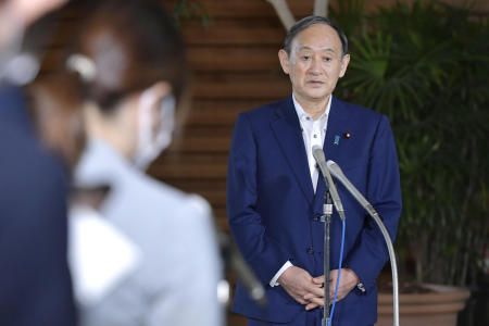 日本の菅義偉首相が、2021年8月23日(月)に東京で行われた記者団の質問に答えている。(AP)