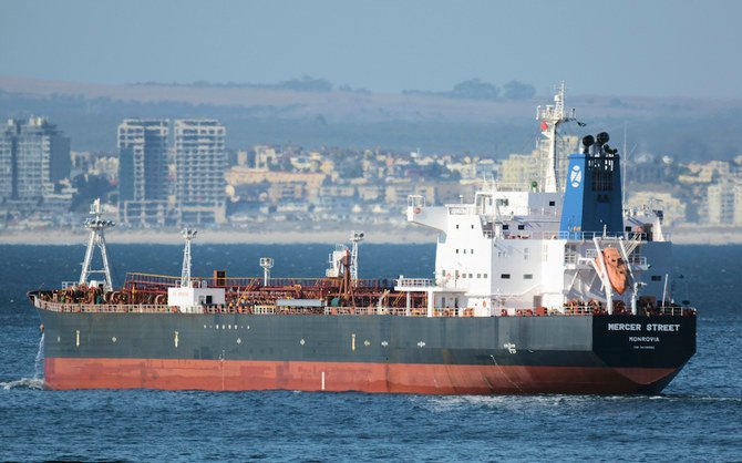 上は南アフリカのケープタウン沖にある石油タンカー「マーサー・ストリート」の2016年1月2日現在の写真。同船は2日にオマーン沖で攻撃を受け、2人が死亡した。（AP通信）
