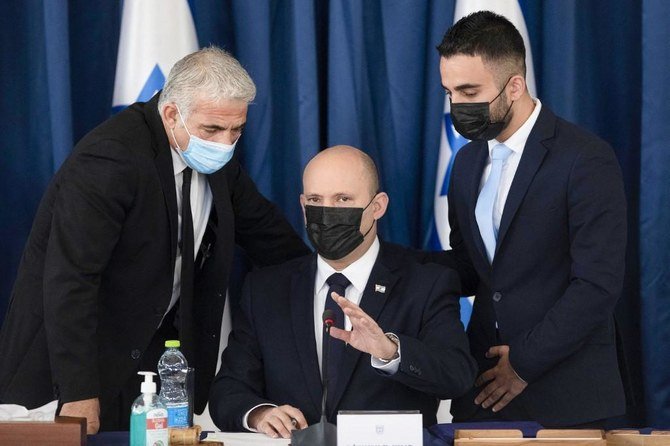 2021年7月25日、エルサレムで開催される週次閣僚会議に、イスラエルのナフタリ・ベネット首相（中央）とヤイル・ラピド外相（左）が出席している。（資料/AFP）