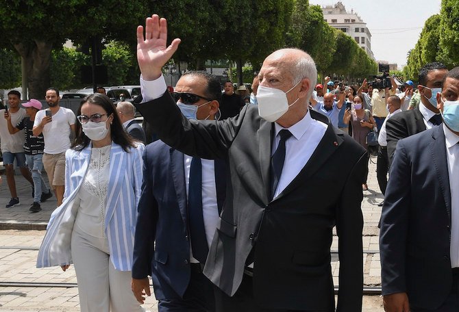チュニジアのチュニスでブルギーバ通りを歩きながら見物人に手を振るカイス・サイード大統領。（資料写真/スリム・アビド/チュニジア大統領府、APより）