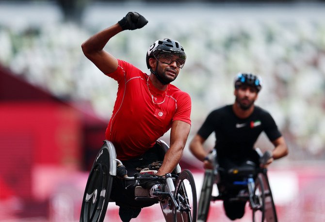 東京2020パラリンピック競技大会男子100メートルT34 で、チュニジアのワリド・クティラ選手が新記録で金を獲得して喜んでいる。(ロイター)