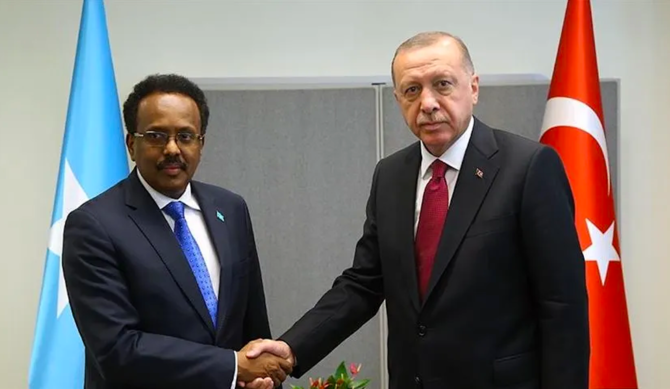 トルコのレジェップ・タイイップ・エルドアン大統領（右）と握手するソマリアのアブドゥライ・モハメド大統領（左）。（資料 / インターネット）