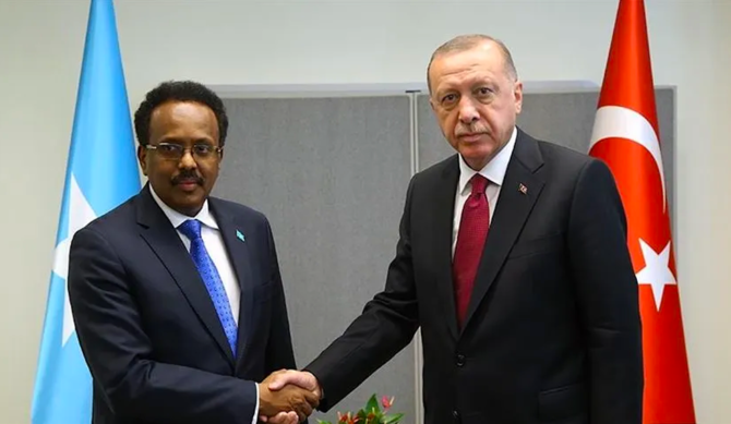 トルコのレジェップ・タイイップ・エルドアン大統領(右)と握手するソマリアのアブドゥライ・モハメド大統領(左)。(資料 / インターネット)