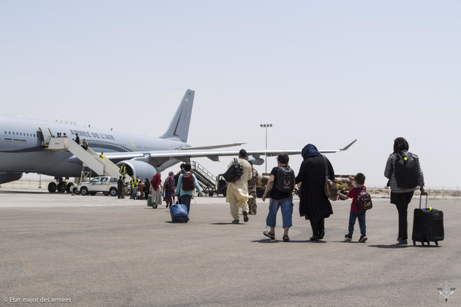 アフガニスタンを逃れた人々がアブダビ近郊のアル・ダフラにある空軍基地でフランス空軍のエアバスA330に搭乗し、「アパガン（Apagan）」作戦の一環として、ロワシー＝シャルル・ド・ゴール空港に向かう。（AFP）