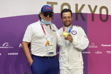2020年夏季オリンピックで父のステファン氏と並び、男子ゴルフの金メダルを持ってポーズをとるザンダー・シャウフェレ選手（米国）。日本、川越市にて、2021年8月1日付。（AP）