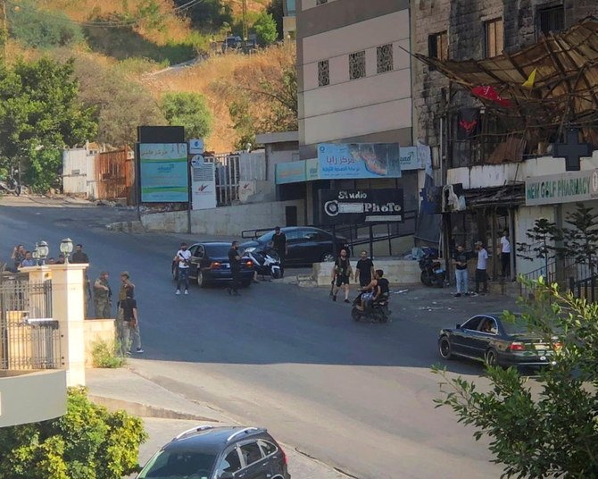 2021年8月1日、レバノンのカルデ地区でシーア派の弔問客が待ち伏せ襲撃を受けた後、路上に立ちつくす人々。（ロイター）