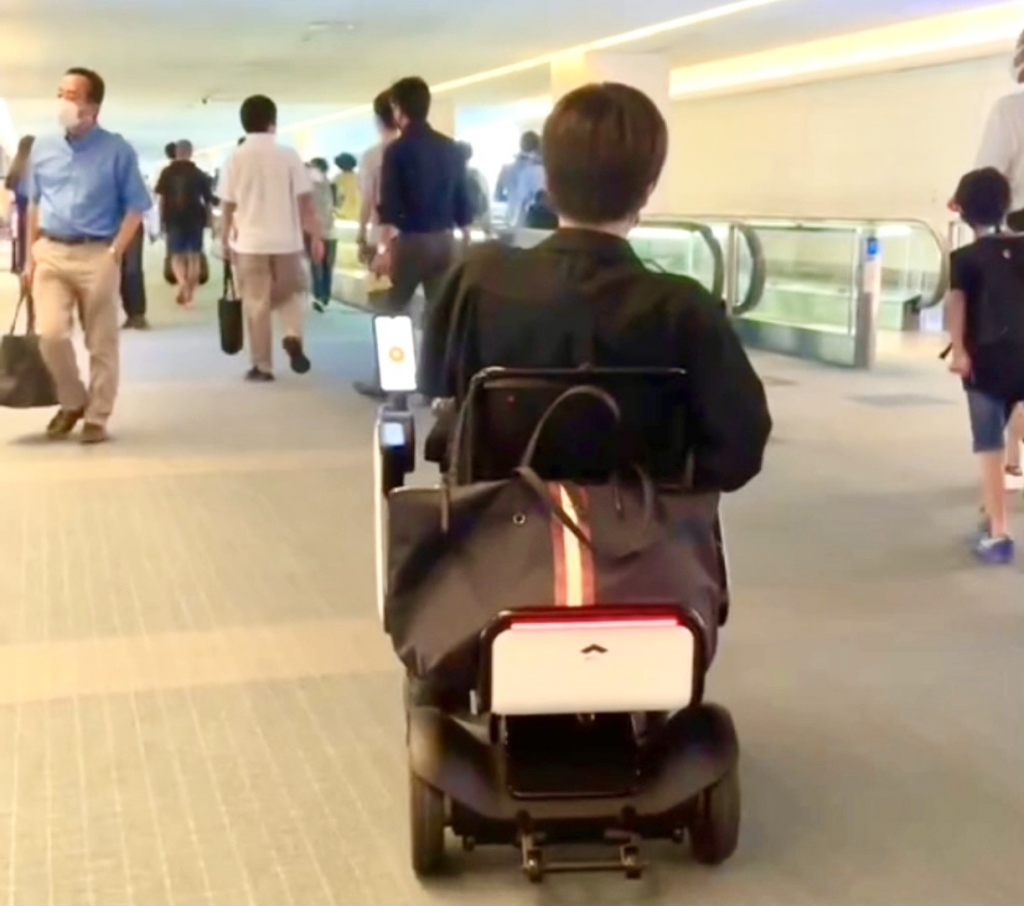8月10日、羽田空港内での自動運転車いす利用客（ANJ）