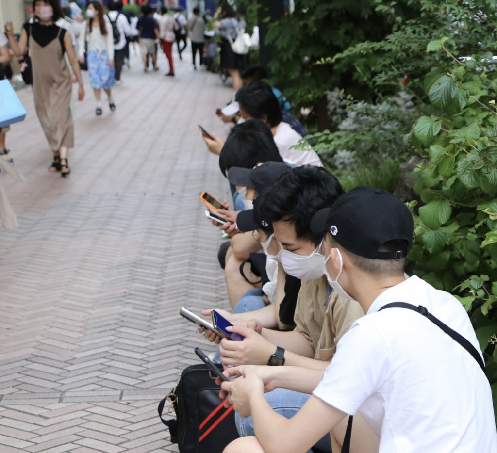 渋谷区に若者ワクチン接種センターがオープンした2日後、日本に在住する様々な国籍の若者たちが行列し、初回の接種を受けた。(ANJP)