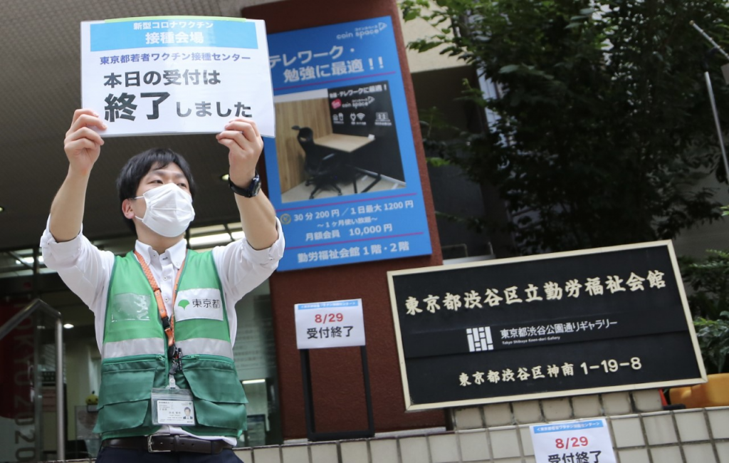 渋谷区に若者ワクチン接種センターがオープンした2日後、日本に在住する様々な国籍の若者たちが行列し、初回の接種を受けた。(ANJP)