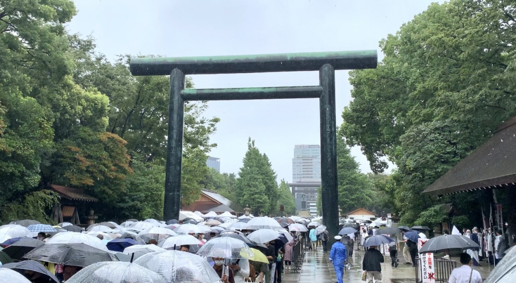 この日は安倍晋三元首相と萩田浩一文科相も参拝した。下村氏は神社の入り口で記者たちに「英霊のために祈りました。76年間日本が平和で今日まできているわけで、不戦の思いを誓って参りました」と語った。(ANJP)