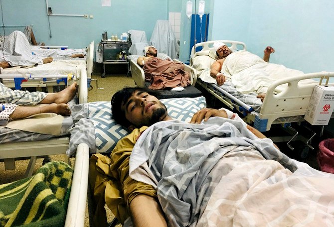 カブールの空港の外で先週起きた自爆攻撃で負傷し、病院のベッドに横たわるアフガニスタン人。(AP)