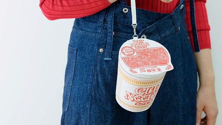 ポーチは、ラーメンの麺や具材のプリント柄の裏地や猫耳がついたフタなど、さらに魅力的なデザインとなっている。 (宝島社)