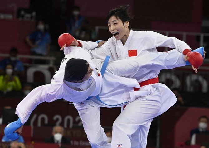 2021年8月6日に東京の日本武道館で開催された、東京2020オリンピックの空手女子組手61kg級準決勝で、エジプトのギアナ・ロトフィと対戦する中国の尹笑言（左）。（AFP）