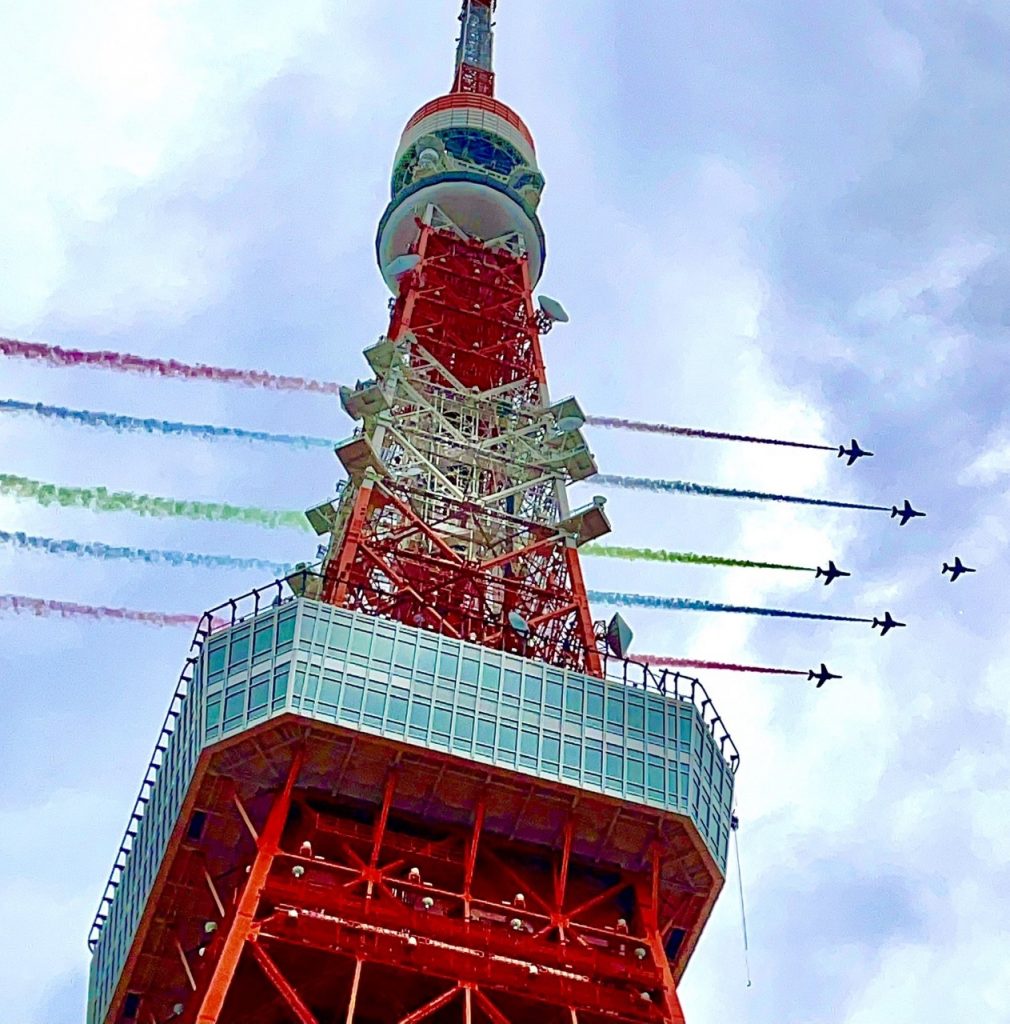 パラリンピックのシンボルマークに使われる赤、青、緑の3色のスモークを出しながら国立競技場や東京スカイツリー、東京タワーの上空を飛行しながら都内を一周した。シンボルマークは描かれなかった。(ANJP)