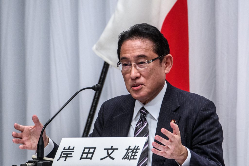 日本の前外務大臣・岸田文雄氏は、コロナのパンデミックと戦うには「数十兆円」規模の経済対策が必要と語った。（AFP）