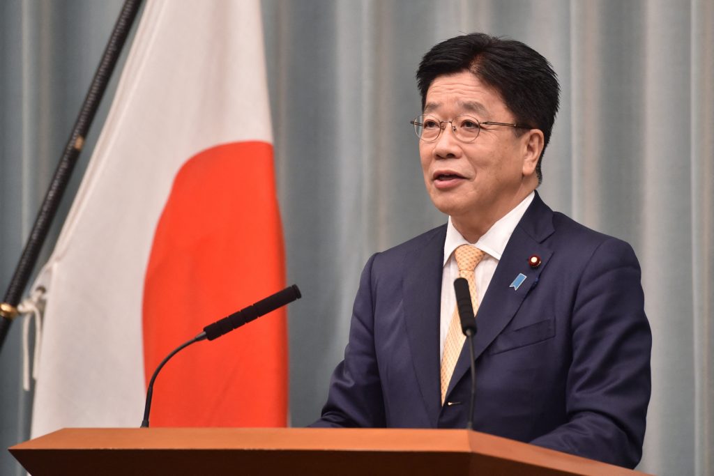 加藤官房長官は、日本は引き続き米国および韓国と緊密に協力して状況を監視していくと述べた。（AFP通信）