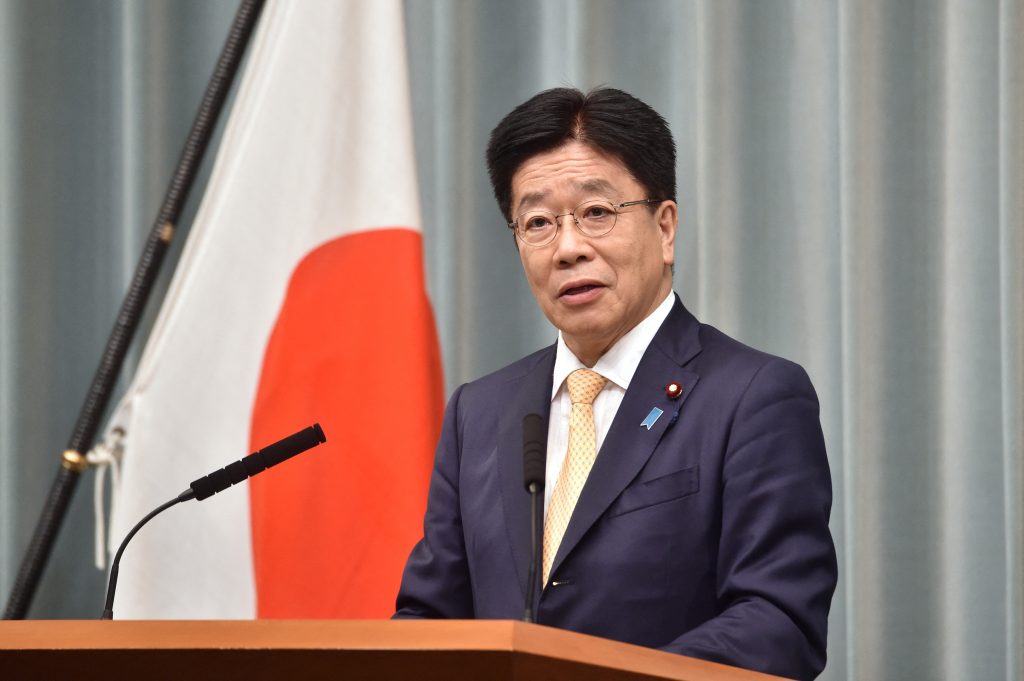 日本の加藤勝信官房長官は、政府は新首相を選出するために臨時国会を召集することを検討していると述べた。(AFP)