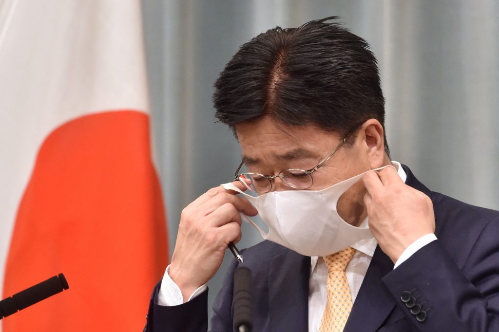 日本の加藤勝信官房長官は7日、政府が水際対策措置の緩和を検討していると語った。（AFP）