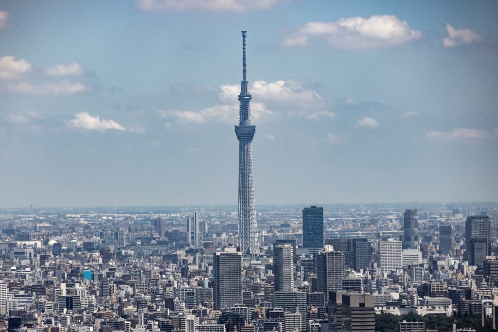 日本政府は、経済の長期成長を推進するため、グリーンテクノロジーとデジタル化促進に向けた検討課題案を提示した。(AFP)