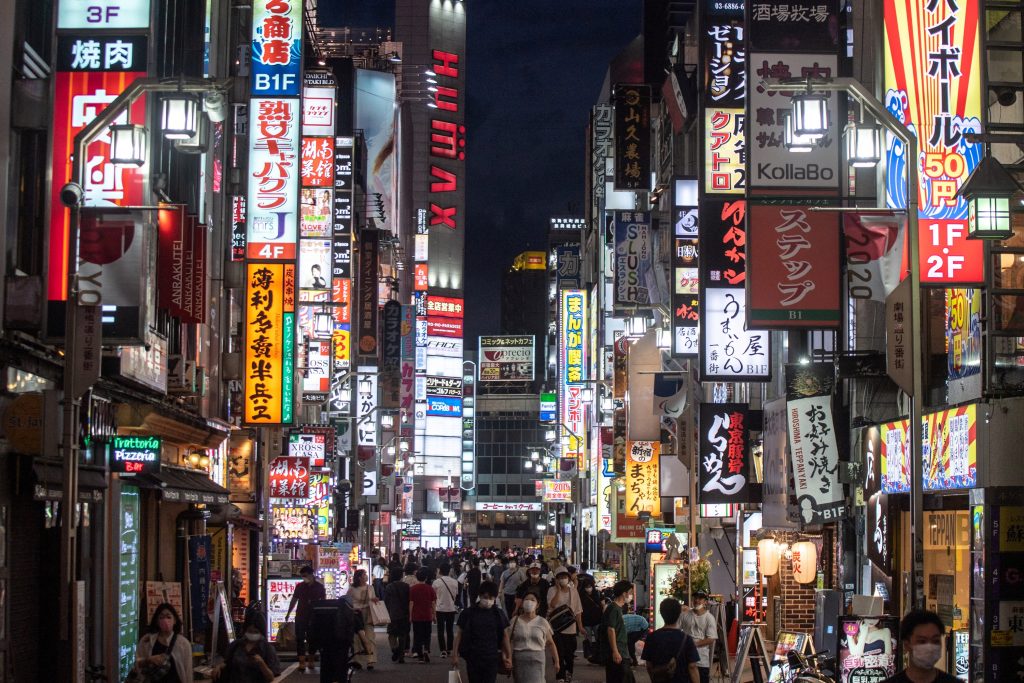 日本政府は、緊急事態宣言の期限を延長し、首都東京と第2の都市大阪を含めた各地域を9月30日まで宣言の対象としたいと考えている。（AFP通信）