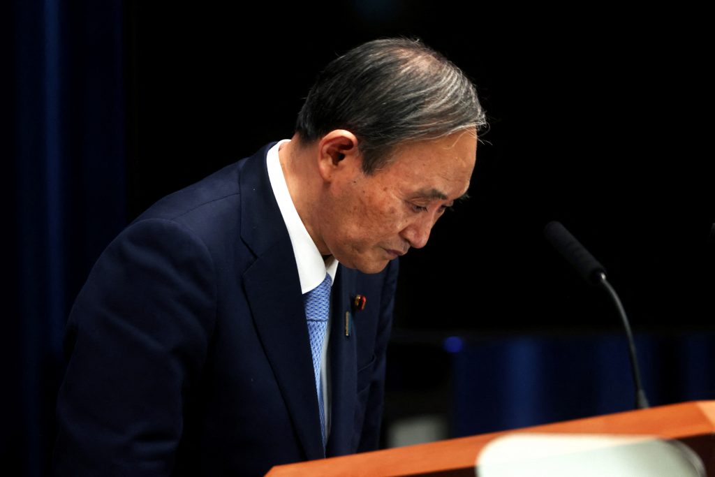 菅氏の意向を受けて二階氏は、総裁選は予定通り9月29日に行われると述べた。(AFP)