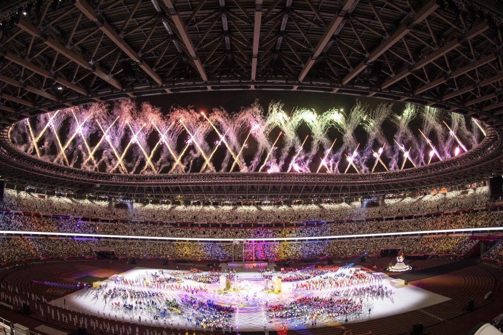 1964年の東京大会では、五輪の開閉会式に昭和天皇、パラリンピックの開閉会式には当時皇太子だった上皇さまがそれぞれ名誉総裁として出席。今回は両大会とも陛下が名誉総裁を務め、陛下が開会式、秋篠宮さまが閉会式と分担した。(AFP)