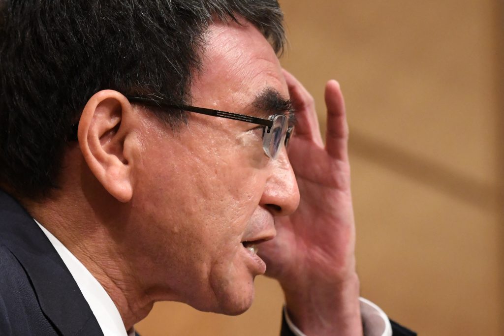 週末の世論調査では、河野ワクチン大臣が自民党の次期党首になることが有力視されている。(AFP)