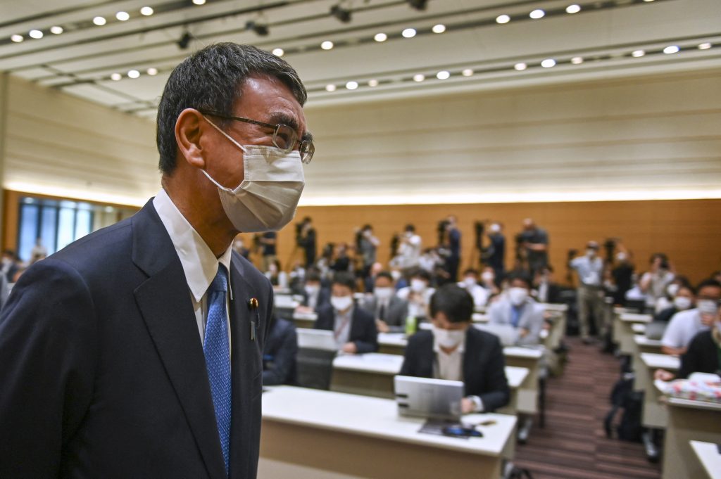 2021年9月10日、東京で行われた記者会見で自民党総裁選への出馬を表明する河野太郎氏。河野氏は元外務・防衛大臣で、現在ワクチン担当大臣を務めている。（AFP通信）