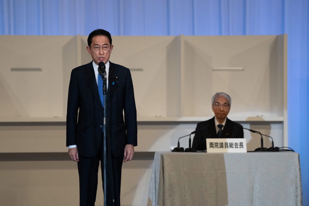 岸田氏は親中派の代表格とされる二階俊博幹事長の再任を否定。 (AFP)