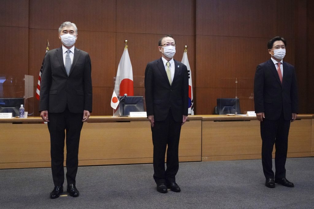 2021年9月14日、東京の外務省で行われた北朝鮮問題に関する三者協議の最中に、日本の船越健裕外務省アジア大洋州局長（中央）、米国のソン・キム北朝鮮担当特別代表（左）、韓国のノ・ギュドク朝鮮半島平和交渉本部長が写真撮影用にポーズをとる。（資料写真/AP）