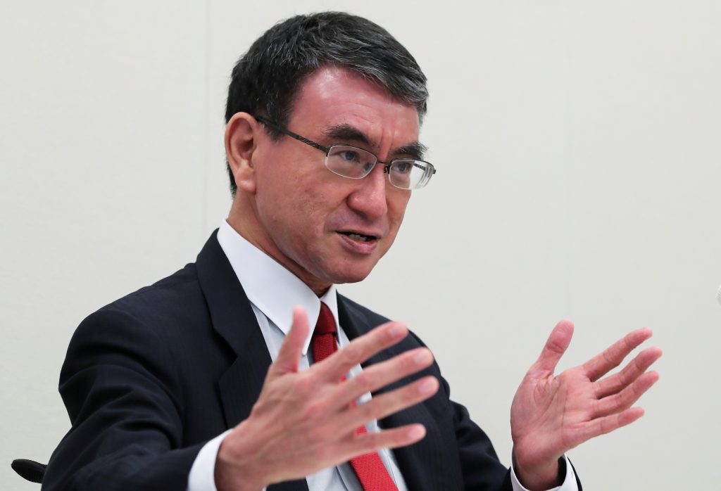 東京で行われたグループインタビューで話す、菅義偉首相の後任として立候補した河野太郎ワクチン担当大臣(2021年9月16日)。 (File photo/Reuters)