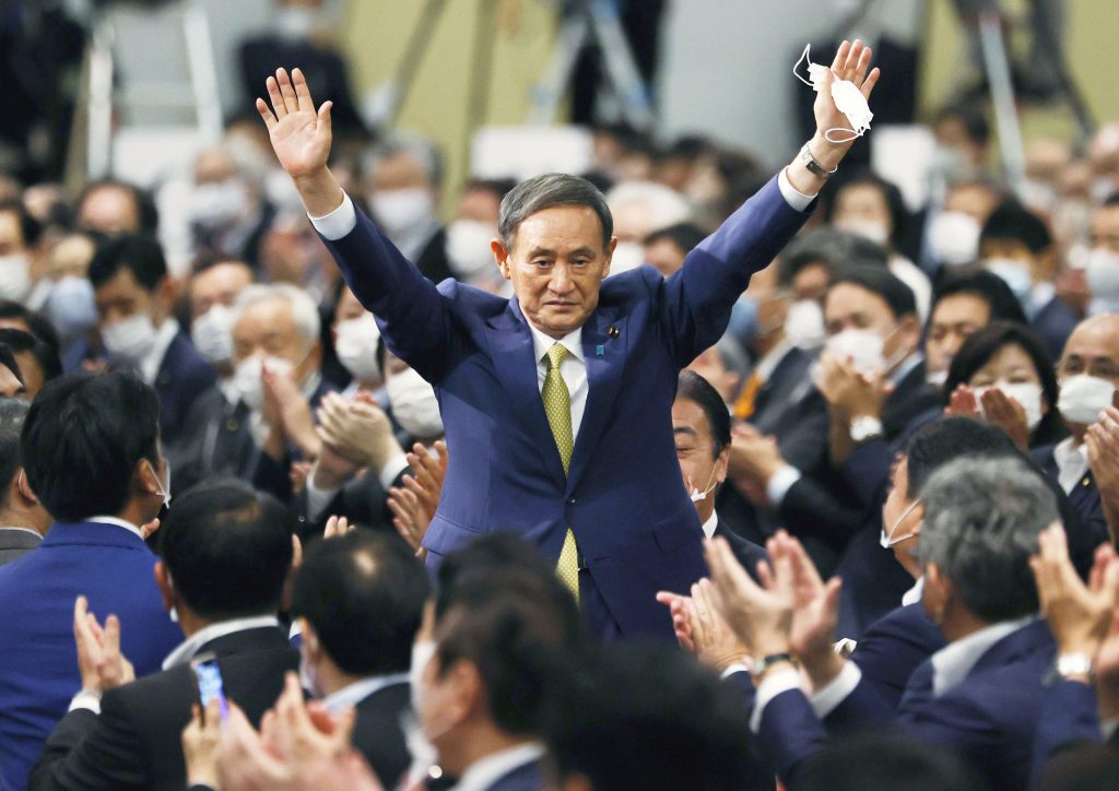日本の菅 義偉官房長官は、2020年9月14日、日本の東京で行われた自民党の党首討論で、与党の新党首に選出され、身振り手振りを交えて意思表明を行った。（ファイル 写真/ロイター＝共同）