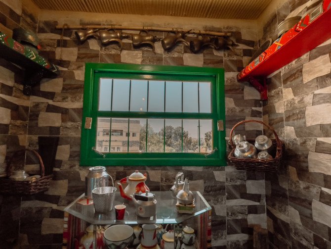 アブハー城ヘリテージ・レストランは、今や有名な観光名所で、サウジアラビア南西部の歴史あるこの街を訪れる観光客に南部の伝統料理を提供している。（AN写真、フダ・バシャター氏提供）