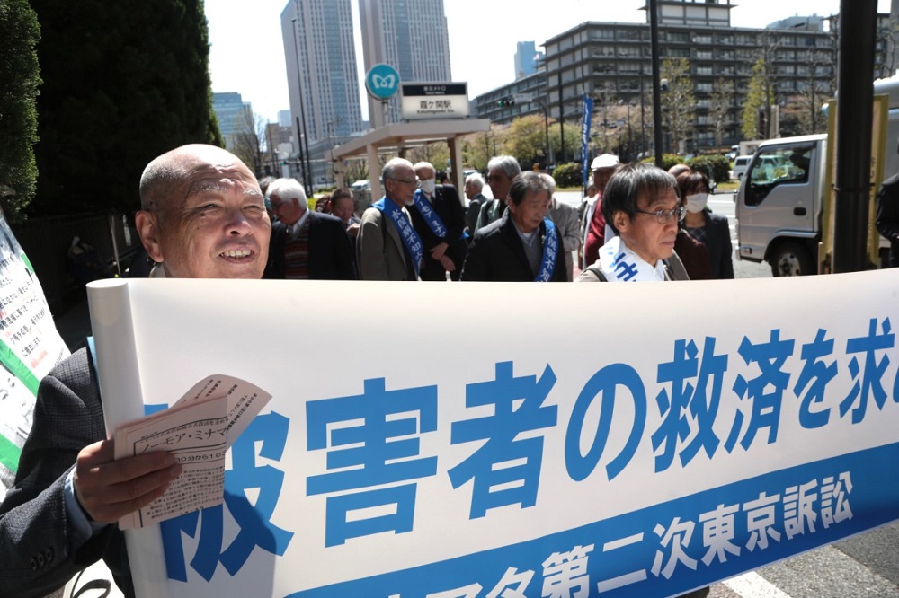 2019年、東京地裁の内外で撮影された水俣被害者の写真(ANJピエール・ブティエ)