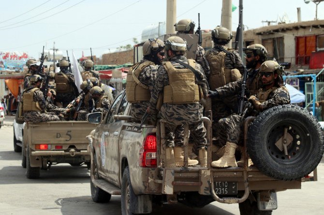 31日、カブールで米軍撤退後、ハミド・カルザイ国際空港内に到着するタリバンの特殊部隊の戦闘員たち。（AP通信）
