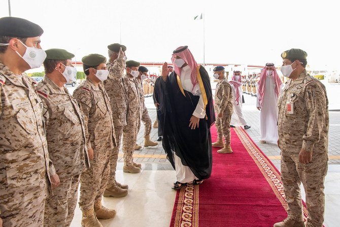 サウジアラビア副国防相ハリード・ビン・サルマン王子がサウジアラビア陸軍本部を訪問。（SPA）