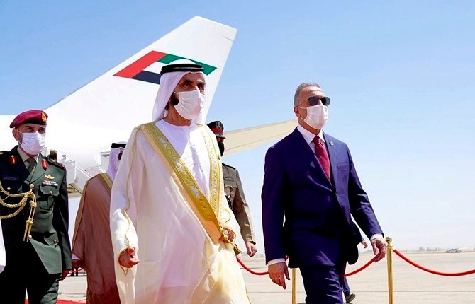 「バグダッド国際パートナーシップ・協力会議」の前に、ドバイのシェイク・ムハンマド・ビン・ラーシド殿下を迎えるイラクのムスタファ・アル・カディミ首相（右）、2021年8月28日、バグダッド。（AP写真）