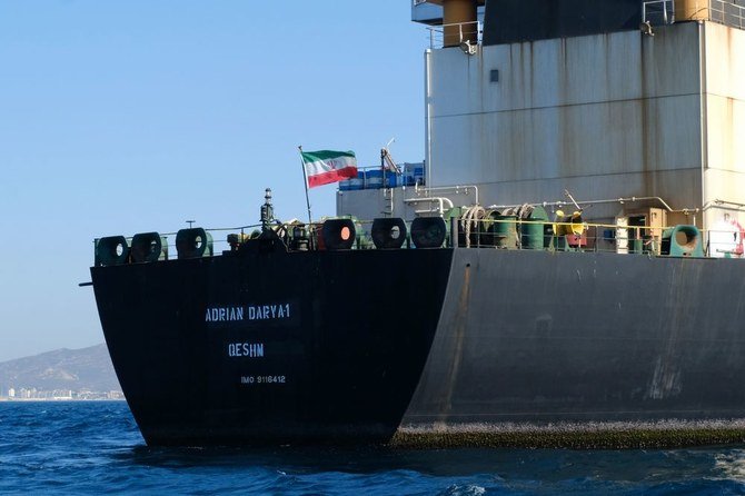 2019年8月18日の写真では、ジブラルタル沖のエイドリアン・ダリヤ（Adrian Darya）石油タンカー（旧称：グレース1）の船上で、イランの国旗がはためいている。（AFP通信）