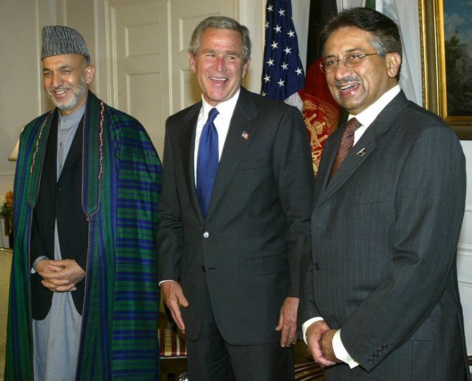 2004年9月21日、アフガニスタンのハミド・カルザイ大統領（左）、米国のジョージ・W・ブッシュ大統領（中央）、パキスタンのパルヴェーズ・ムシャラフ大統領（右）が、ニューヨークのウォルドルフ=アストリアホテルで報道陣と雑談する。(ファイル/AFP)