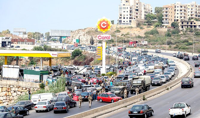 ベイルート郊外の海岸沿いの町ジヤにあるガソリンスタンドには、給油しようとする車が四方八方から集まってくる。(AP)