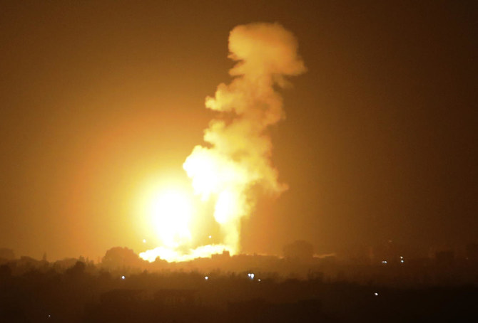2021年9月6日深夜、ガザ地区南部ハン・ユニスで行われた空爆に続いて上がる火柱。(資料/AFP通信)
