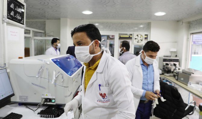 新型コロナウイルス感染症の拡大が懸念される中、イエメン・サヌアの病院でマスクを着用している医療スタッフ。（資料写真：ロイター通信）