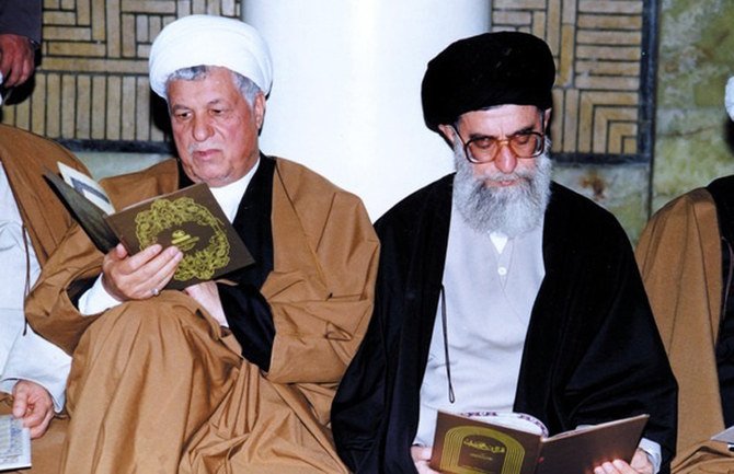 イランの最高指導者アリー・ハメネイ師(右)とアクバル・ハシェミ・ラフサンジャニ元大統領。(ウィキメディア・コモンズ)