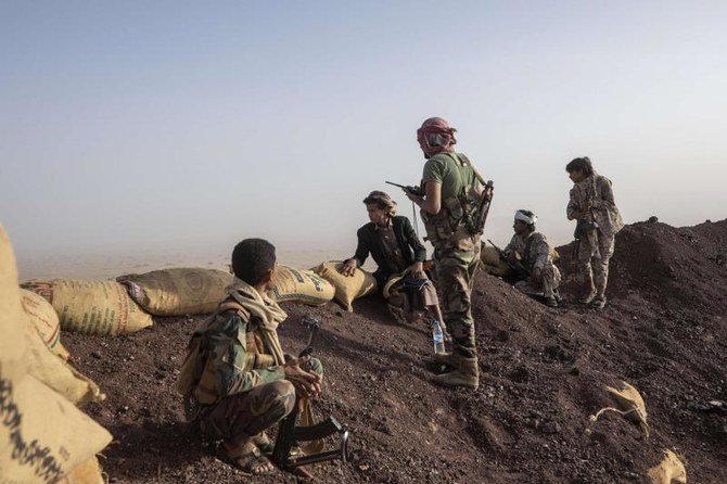 イエメンのマアリブ近郊のカッサラ前線で陣取るイエメン人戦闘員(AP)。