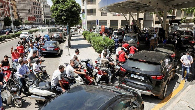 2021年6月29日、レバノンの首都ベイルートのガソリンスタンドで順番を待つバイクや車の列。(ロイター)