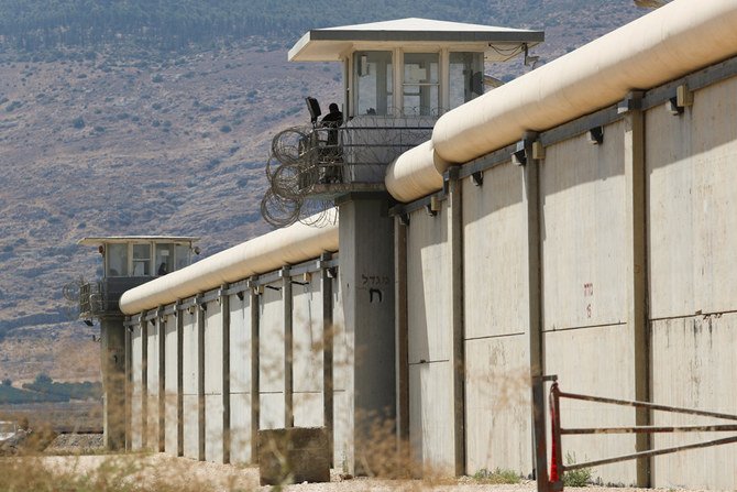 2021年9月9日、パレスチナ人服役囚6人が逃亡したイスラエル北部のギルボア刑務所の監視塔に看守の姿が見える。（ロイター）