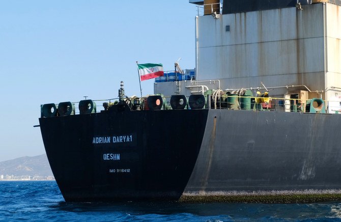 ジブラルタル沖で、かつてグレース1号として知られていた石油タンカー、アドリアン・ダルヤの船上ではためくイラン国旗。（AFP通信）