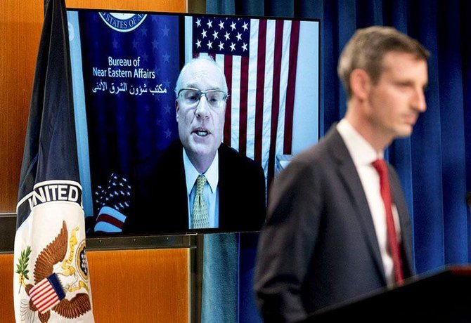 オンライン会合で発言するティモシー・レンダーキング米国イエメン特使。国務省のネッド・プライス報道官(右)が同席した=2021年2月16日、ワシントン・国務省(写真/AP通信)