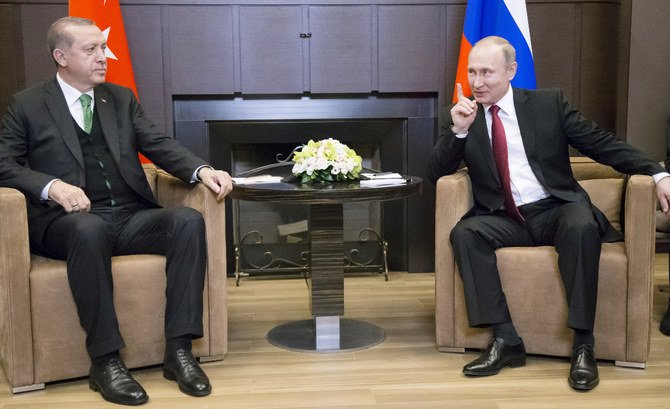 ロシアのウラジーミル・プーチン大統領（右）は、ロシアのソチでトルコ側のタイイップ・エルドアン大統領を迎える。（ロイター資料写真）