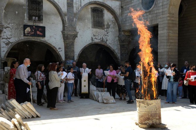 モスルにあるシリア系キリスト教のマルトゥマ教会の新たな鐘の除幕式で、イラクのキリスト教徒たちが聖歌を歌っている。(AFP)